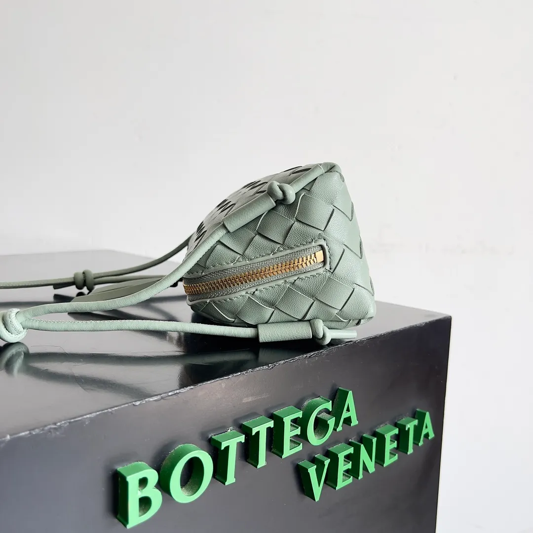 Batch 1260 BV new mini bag ceiling Bottegaveneta new Concert Pouch bag is small and has a large capacity. It can hold a Pro max mobile phone. The shoulder strap is adjustable for cross-body carry. It is very cost-effective when carried on one shoulder. The latest small bag in autumn has a lot of capacity. It can hold 4 short clips. I also tried it and it can hold one of my fists. It is cute, the capacity is touching and the length of the shoulder strap is adjustable for daily commuting. Full score 10 #bv woven bag Style number: 794258 Size: 18.5*11.5*8.5cm